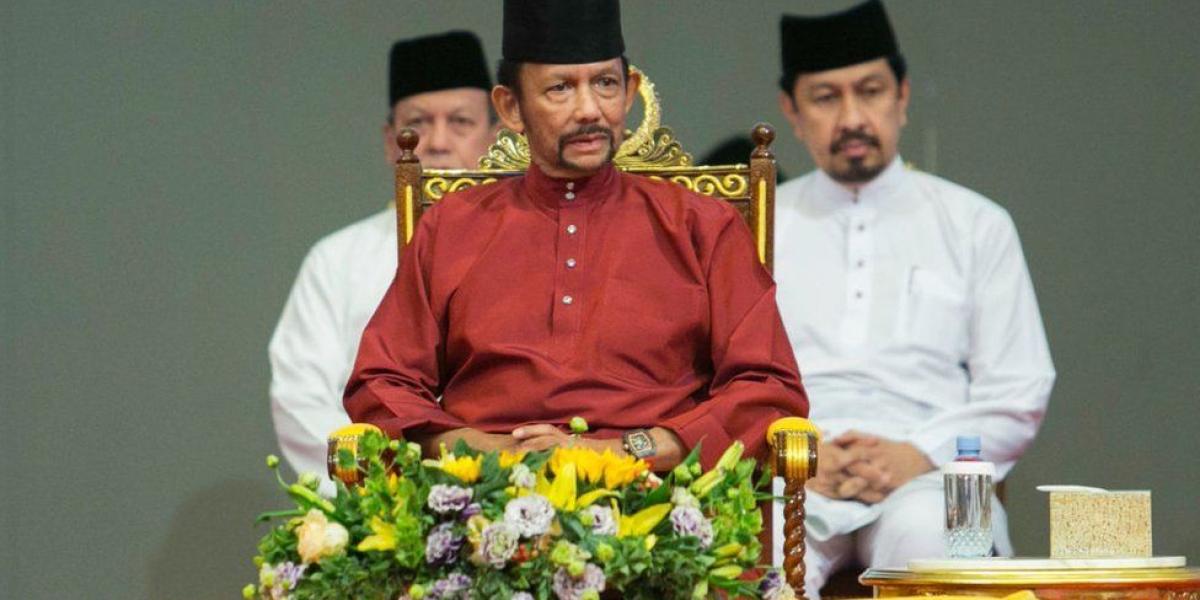 El sultán de Brunéi impulsa una aplicación más estricta de la sharia.