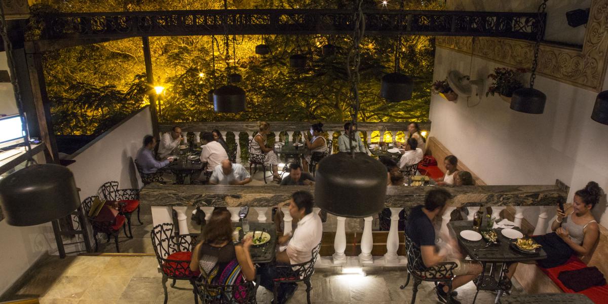 El Balcón de Ouzo ofrece una agradable vista del Parque de los Novios, en Santa Marta. También una fusión entre la alta cocina y los ingredientes locales.