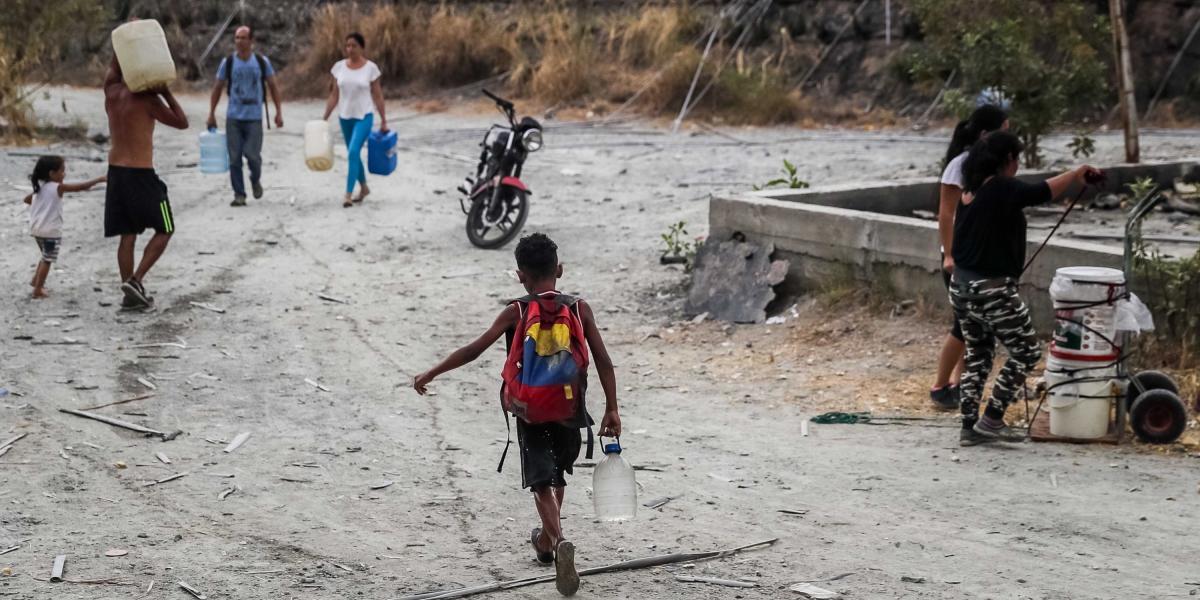 Ricos y pobres, niños y ancianos; todos en Venezuela han tenido que buscar la forma de recolectar agua por la crisis eléctrica.