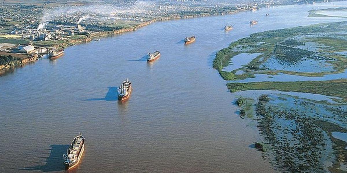 Bolivia busca llegar al Atlántico a través de los ríos Paraná y Paraguay.