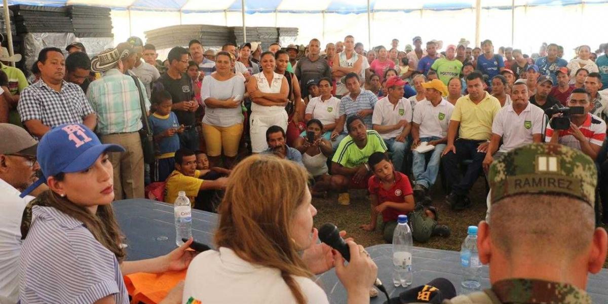 Un paquete de ayudas para las cerca de 2 mil personas desplazadas y hacinadas en el corregimiento Juan José, zona rural de Puerto Libertador en el sur de Córdoba fueron llevadas por las autoridades.