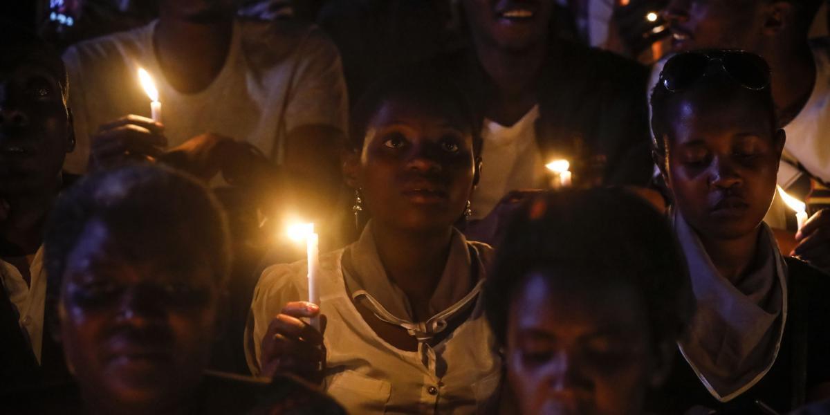 Los ruandeses encendieron velas en homenaje a las 800 mil personas que perdieron la vida durante el genocidio perpetrado por el régimen hutu contra tutsis y hutis moderados.