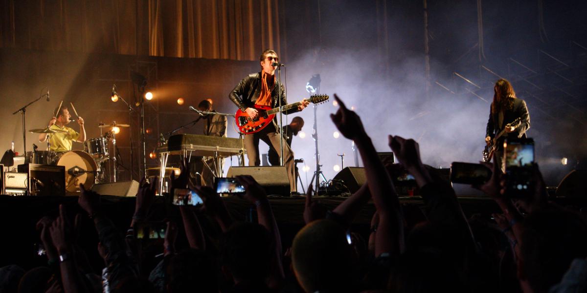 El cantante de Arctic Monkeys, Alex Turner, durante uno de los momentos de su concierto en el Estéreo Picnic.