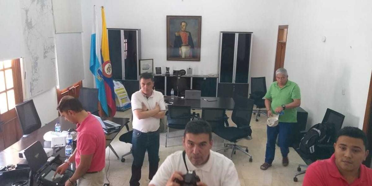 Funcionarios públicos de la alcaldía aseguran que la toma del despacho del alcalde Rafael Martínez fue un procedimiento ilegal.