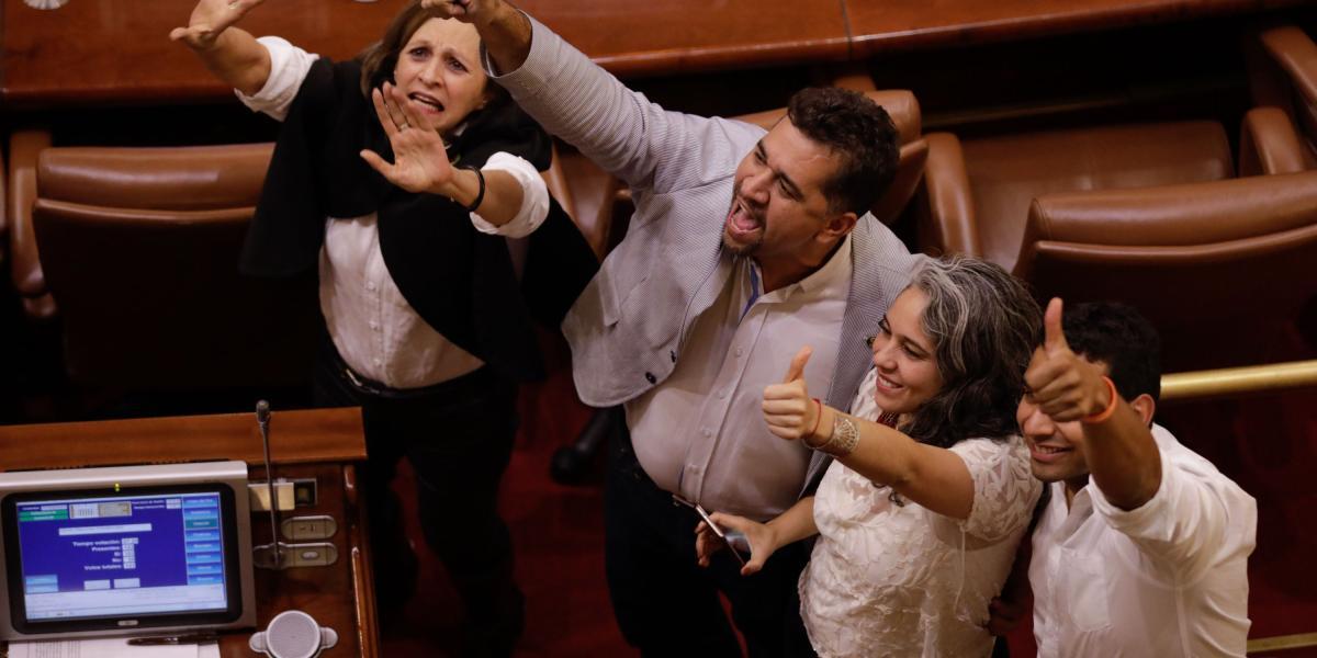 La representantes Ángela María Robledo y María José Pizarro celebran con otros compañeros de la izquierda la derrota de las objeciones de Duque a la JEP en la Cámara.