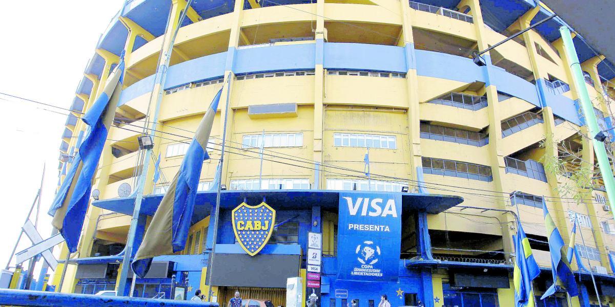 La Bombonera tiene de local a Boca Juniors, uno de los equipos históricos de América. También está en Buenos Aires y, pese a las dificultades presentadas en la final de la Copa Libertadores de 2018, alcanzó a  albergar la final de ida.