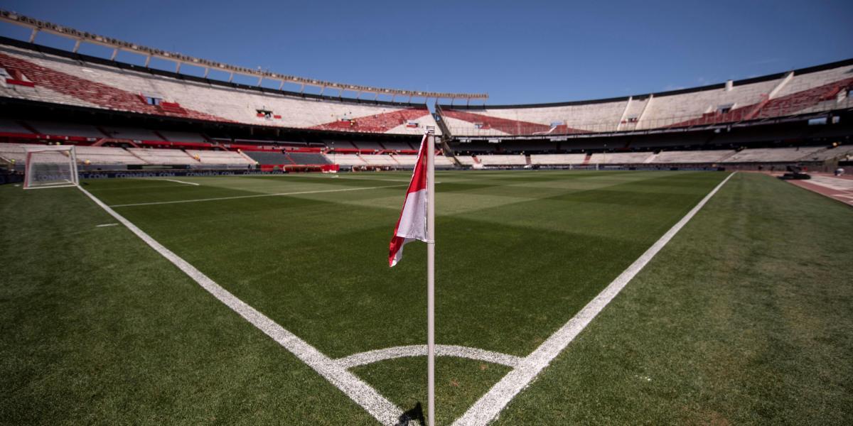 El Monumental, uno de los máximos escenarios del fútbol argentino, está ubicado en Buenos Aires, la capital de Argentina, y pertenece a River Plate.