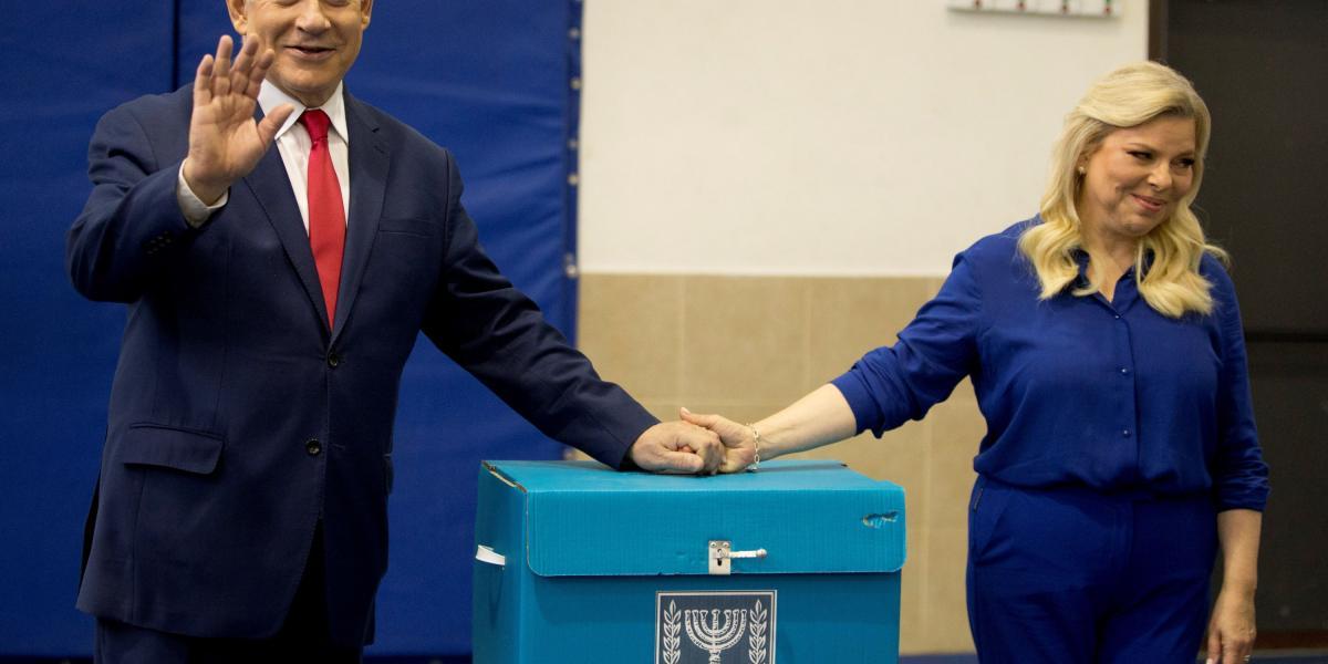 El primer ministro de Israel, Benjamin Netanyahu y su esposa Sara Netanyahu, en el momento de votar.