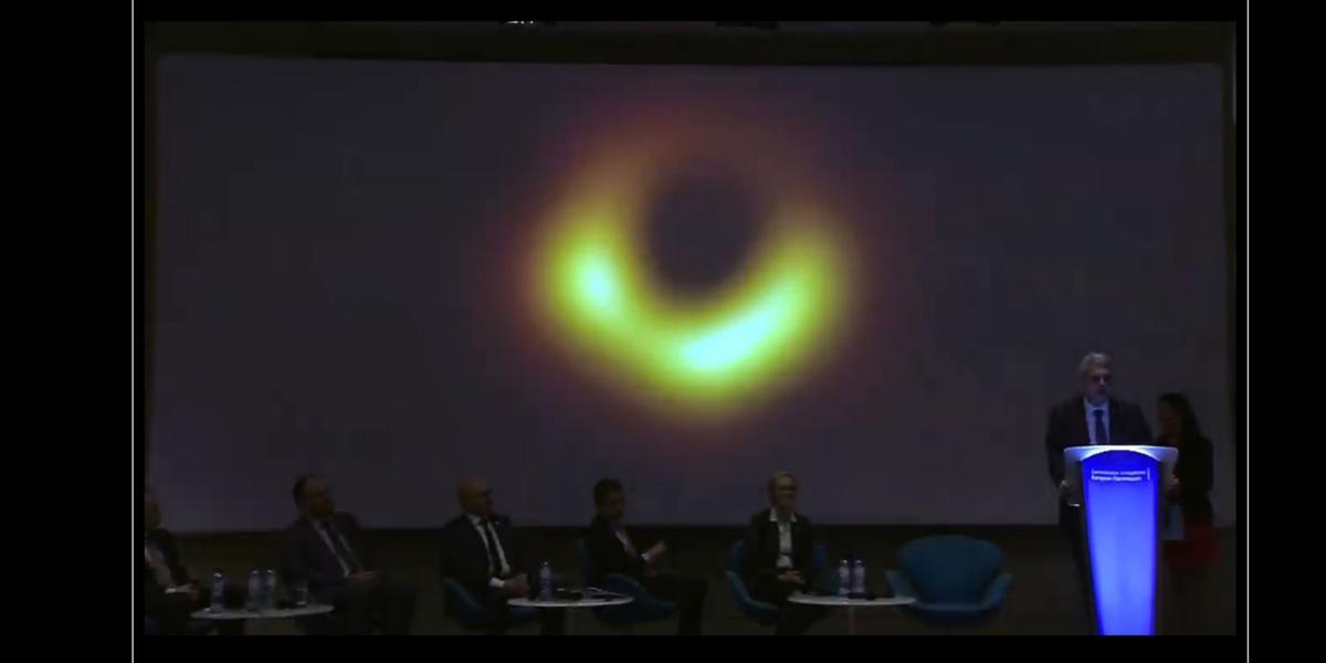 Así presentó Event Horizon Telescope las primeras imágenes de un agujero negro