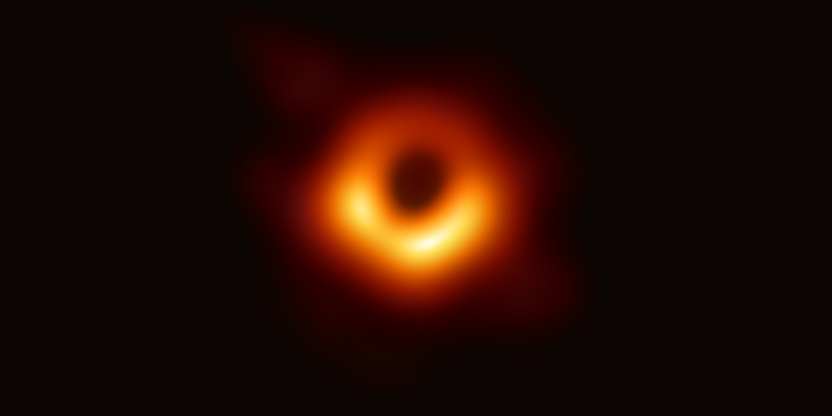 Estas fueron las primeras imágenes que presentó Event Horizon Telescope de un agujero negro.