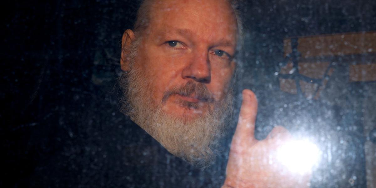 El fundador de Wikileaks, Julian Assange, al momento de su captura este 11 de abril en la embajada de Ecuador en Londres.