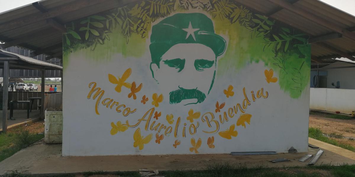 En las casas y construcciones del Espacio Territorial hay grafittis e imágenes alusivas a íconos de la guerrilla.
