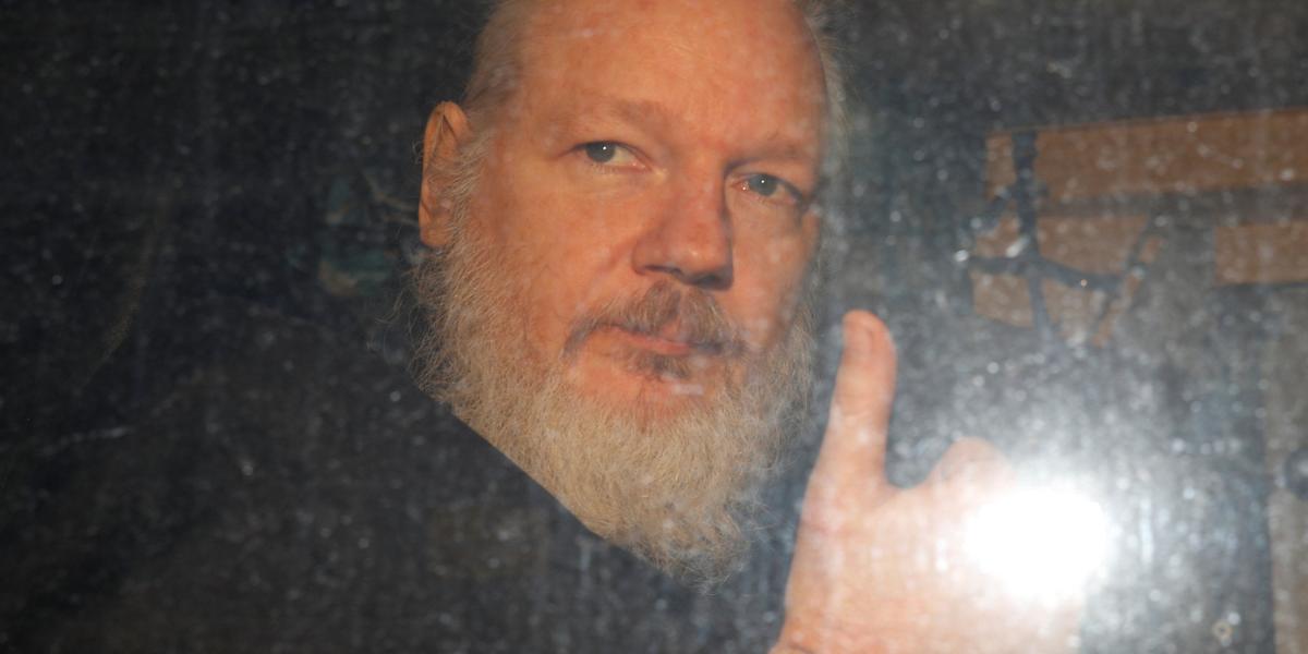Assange se encontraba recluido en la embajada de Ecuador en Londres desde 2012, cuando pidió asilo a la legación diplomática del país latinoamericano para evitar su extradición a Suecia, que entonces solicitaba su entrega por presuntos delitos sexuales.A lo largo de los siete años que ha permanecido en el interior de la embajada, Assange ha llegado a obtener la nacionalidad ecuatoriana, lo que ha llevado a su abogado en EE.UU., Barry Pollack, a calificar este jueves de "amarga decepción" el hecho de que el Gobierno del presidente Lenín Moreno haya permitido la detención de uno de sus ciudadanos.