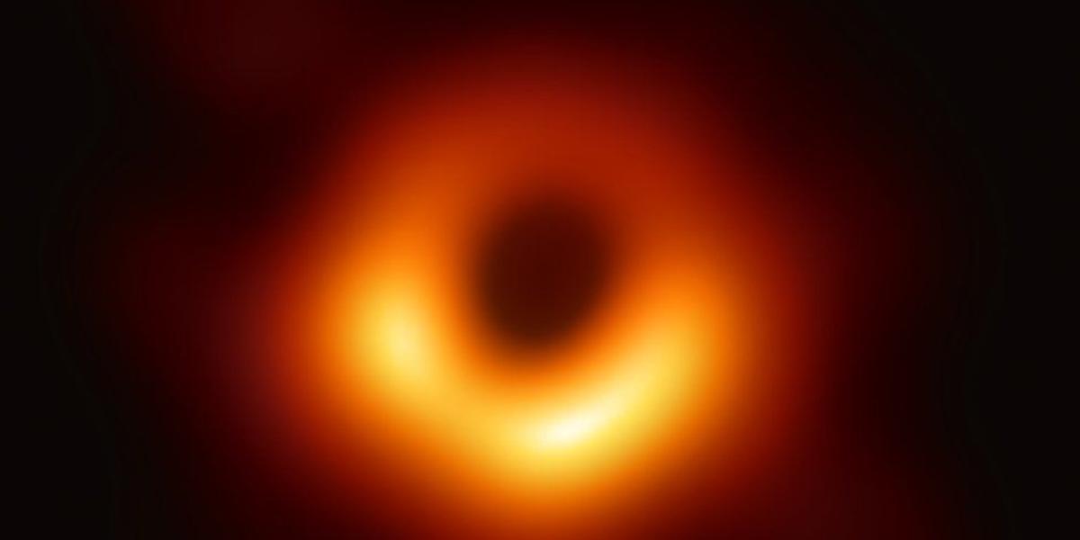 El agujero negro fotografiado en el corazón de la galaxia M87, en la constelación de Virgo, es 6.500 millones de veces más grande que el Sol.
