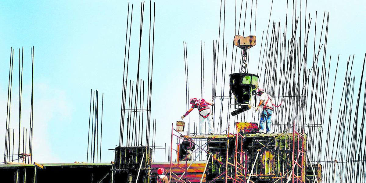 Obreros construyen edificación.