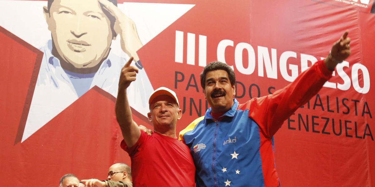 Esta imagen del 2014 muestra al general Hugo Carvajal con el presidente Nicolás Maduro en un congreso del PSUV, el partido del chavismo.