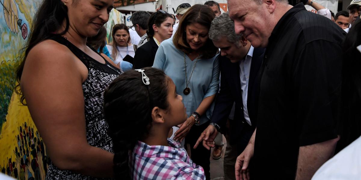 Pompeo, acompañado por el presidente Duque, conversó con algunos refugiados venezolanos en Cúcuta.