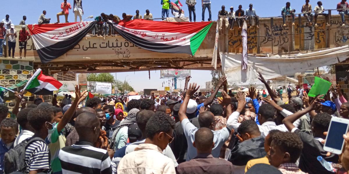 Cientos de sudaneses se manifestaron frente al cuartel general del Ejercito en la capital Jartum.