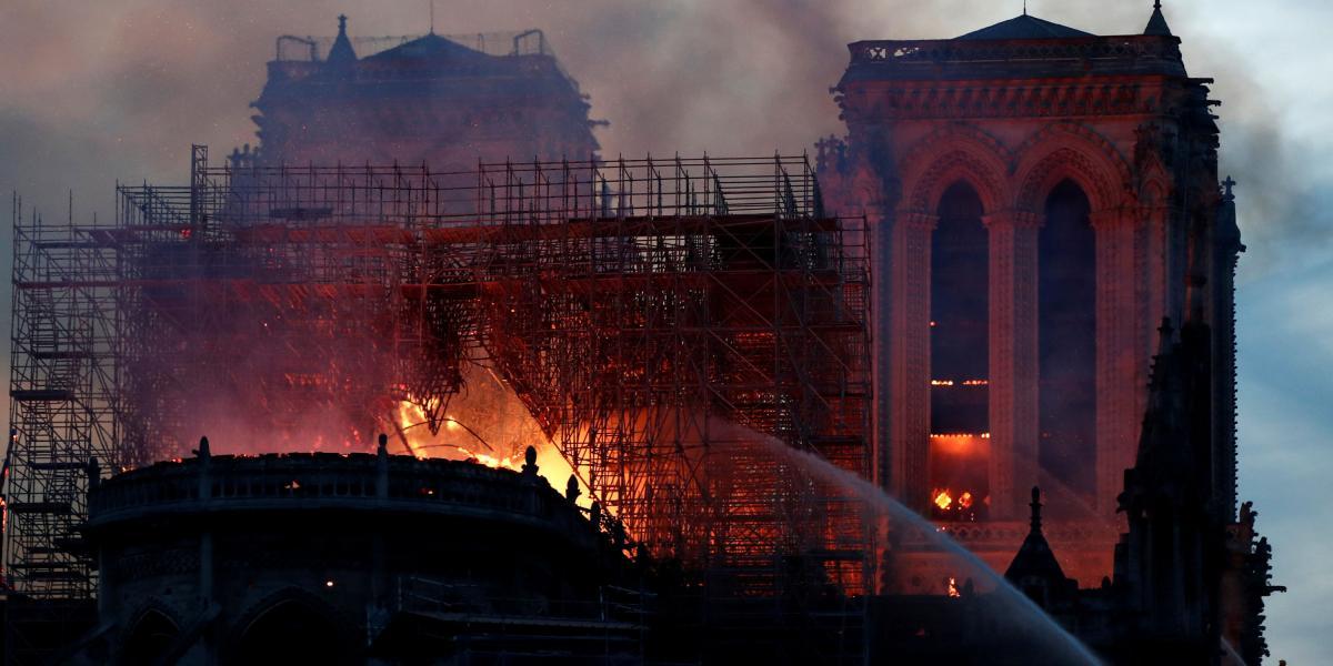 Bomberos combaten con las llamas que persisten en la catedral de Notre Dame. El presidente Macron dio por salvada la estructura del emblemático templo de París.