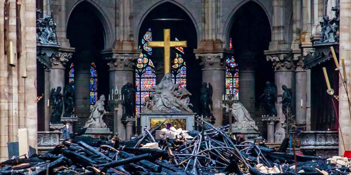 Después del incendio, se conocieron las primeras imágenes del interior de la catedral de Notre Dame. La cruz y la escultura 'Piedad', de Nicolas Coustou, quedaron intactas.