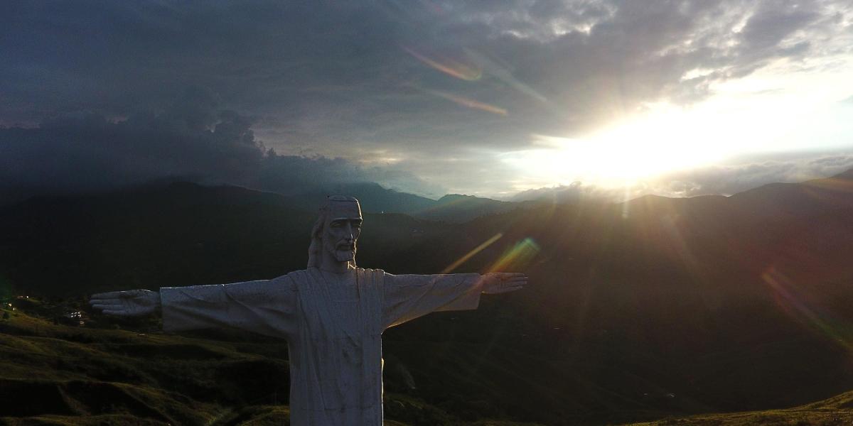 Estatua de 26 metros de altura ubicada en el Cerro los Cristales, este monumento protege y abraza a la capital del Valle del Cauca.