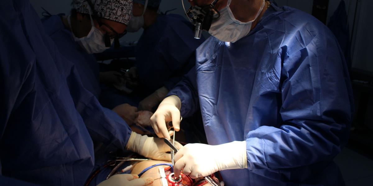 El pasado 11 de abril por primera vez en el país, médicos de la Fundación Cardiovascular de Colombia (FCV) en Floridablanca, lograron implantar un corazón artificial en un menor.