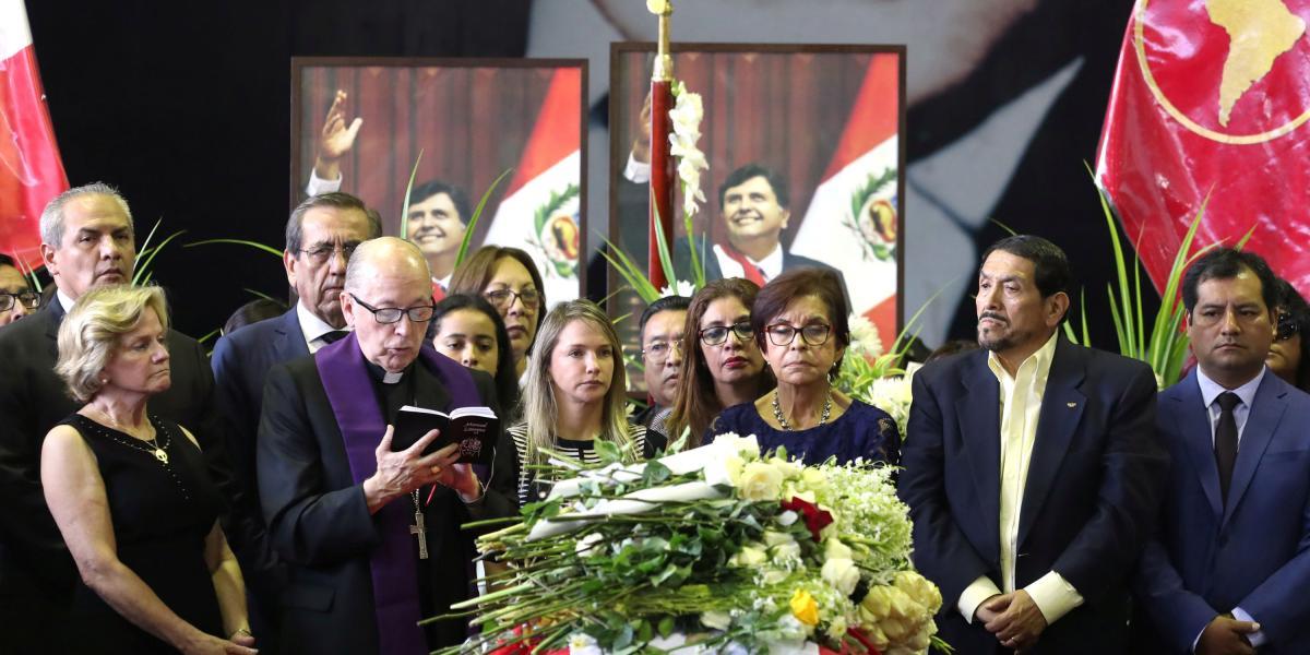El arzobispo Juan Luis Cipriani,junto a la familia del expresidente Alan García hacen una oración ante los restos. de este. Cipriani ha criticado el manejo delos procesos contra la corrupción en Perú.
Byline:
GUADALUPE PARDO
Credit:
REUTERS