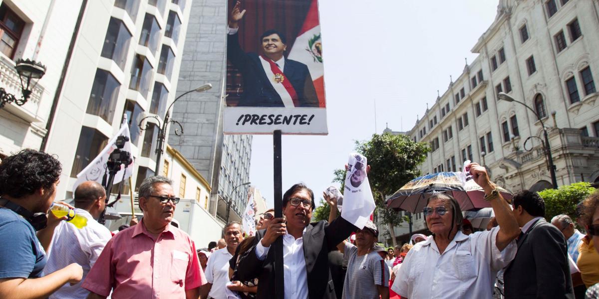 Simpatizantes del expresidente peruano Alan García acompañan a su féretro al cementerio, en Lima (Perú), este 19 de abril.
