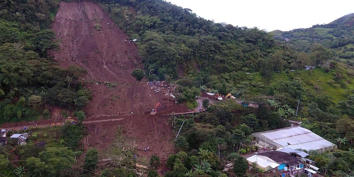 Labores de rescate de 20 muertos por alud que arrasó varias casas en Rosas, Cauca.