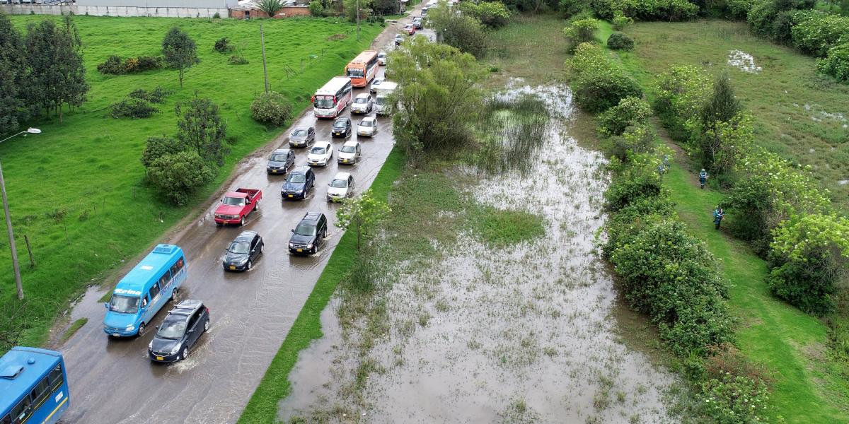 Inundaciones En La Autopista Norte Generan Trancones