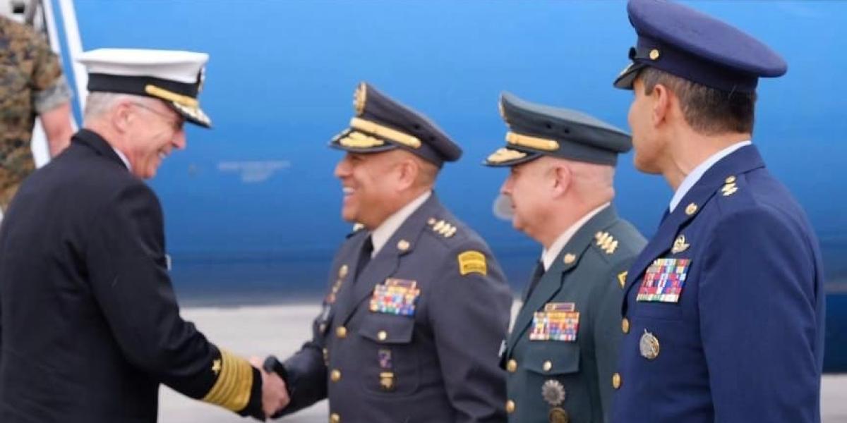 El almirante Craig S. Faller, Comandante del Comando Sur de Estados Unidos fue recibido por el comandante de las Fuerzas Militares, general Luis Fernando Navarro.