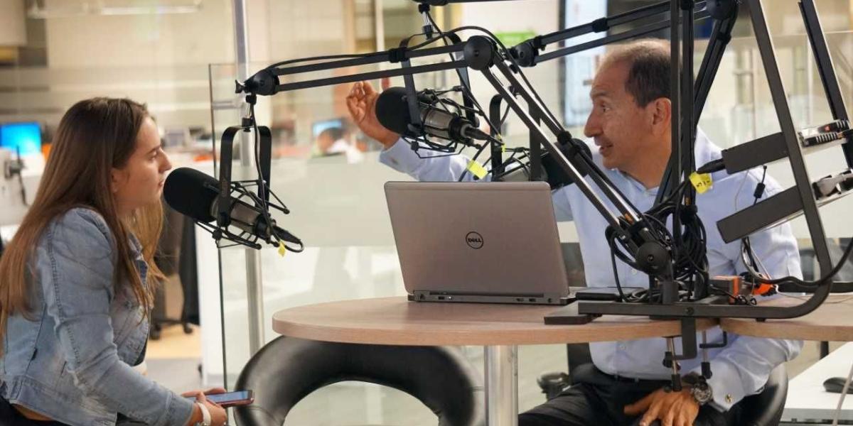Andrés Mompotes (der.), subdirector de EL TIEMPO y conductor del podcast Al Cierre.