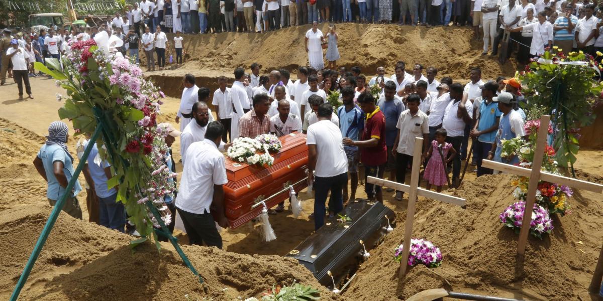 Familiares y amigos entierran este martes a algunas de las víctimas de los atentados en Colombo, Sri Lanka.