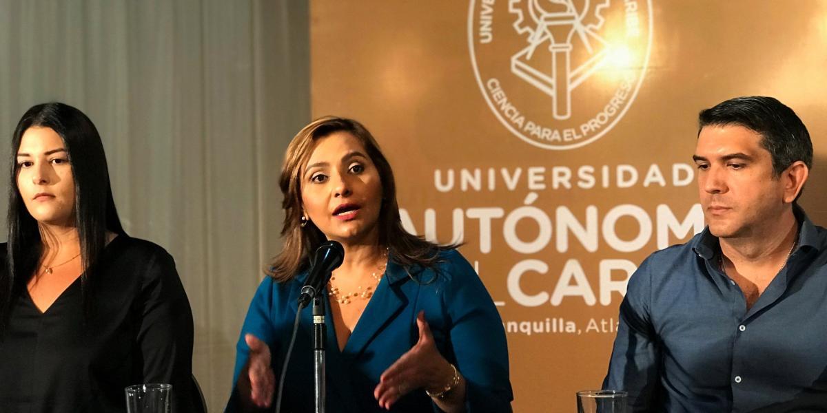 Claudia Da Cunha, rectora de la Uniautónoma, acompañada por los abogados del alma máter.
