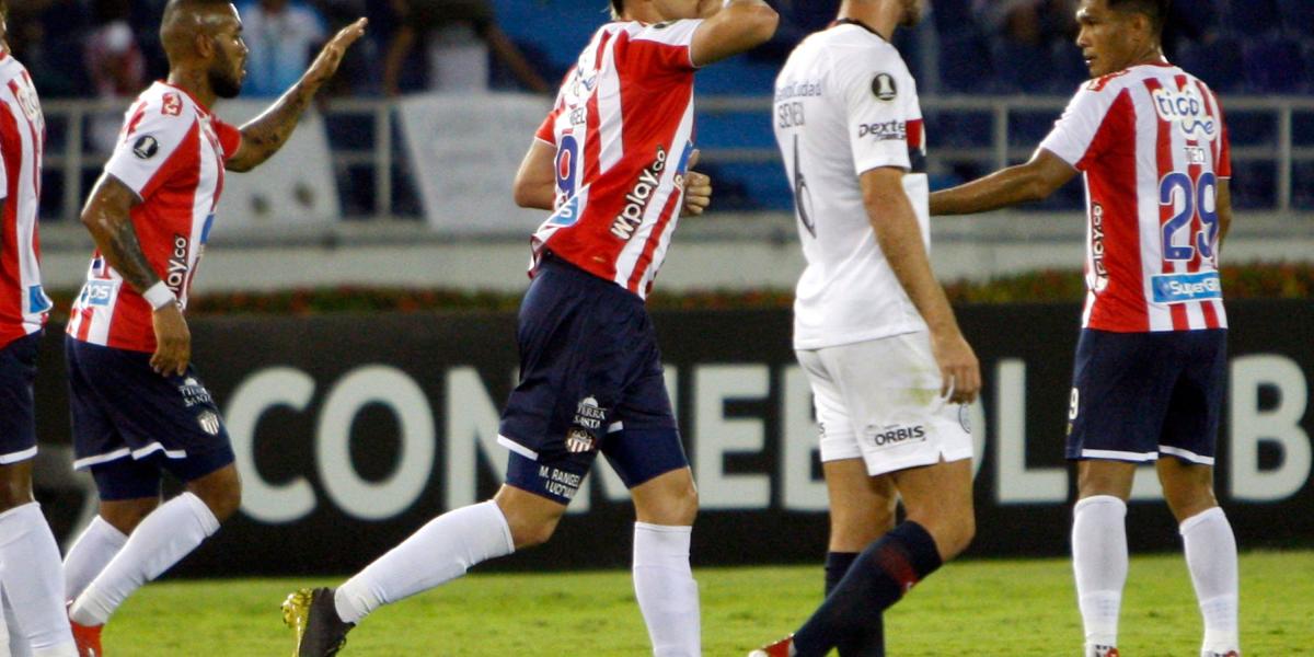 El gol de Michael Rangel (centro) mantiene a Junior con opciones de llegar a la Copa Suramericana.