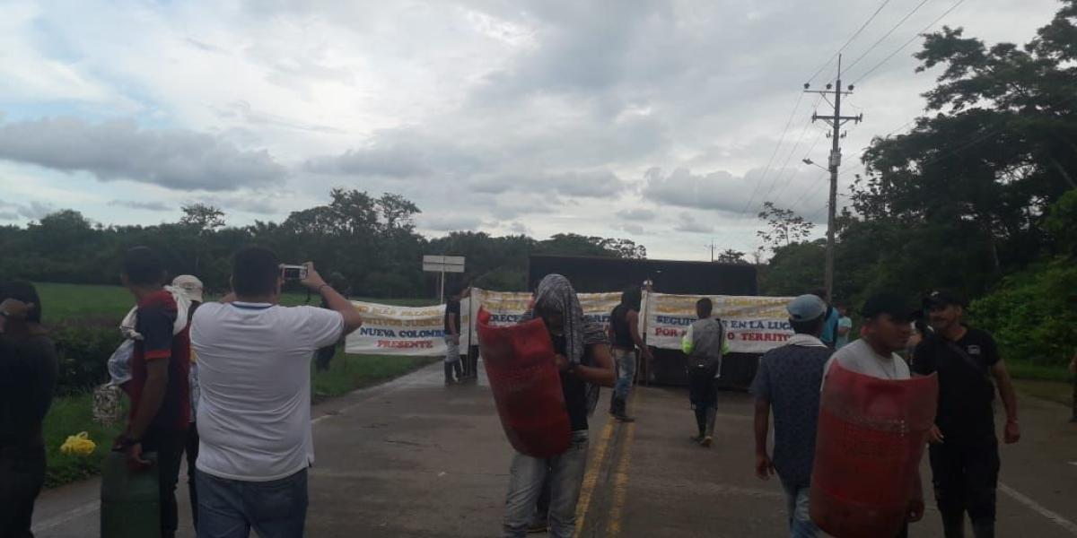 Los campesinos hacen la protesta en la vía que une a Meta con Guviare, en el municipio de Puerto Concordia.