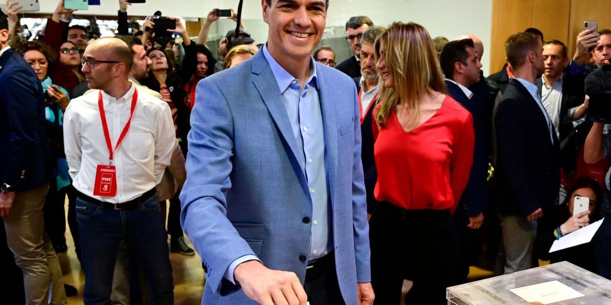 El favorito de los sondeos es Pedro Sánchez, jefe de un gobierno minoritario desde junio. Todo indica que no tendrá mayoría absoluta, por lo que necesitaría a otros para continuar, siempre y cuando no sumen los partidos de la oposición conservadora