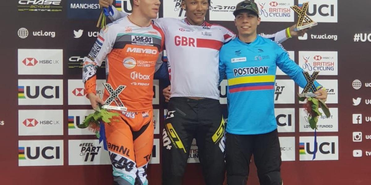 Diego Arboleda (der.), bronce en Copa Mundo de BMX en Manchester, Inglaterra.El holandés Kiek Kimmann (der., plata) y  Kye Whyte (Gran Bretaña, oro, centro).