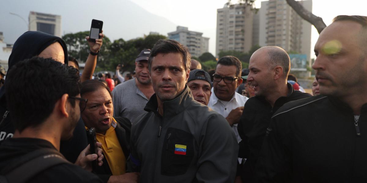 El opositor venezolano Leopoldo López tras ser liberado este martes en Caracas, donde cumplía una pena de casi 14 años de prisión en régimen de arresto domiciliario.