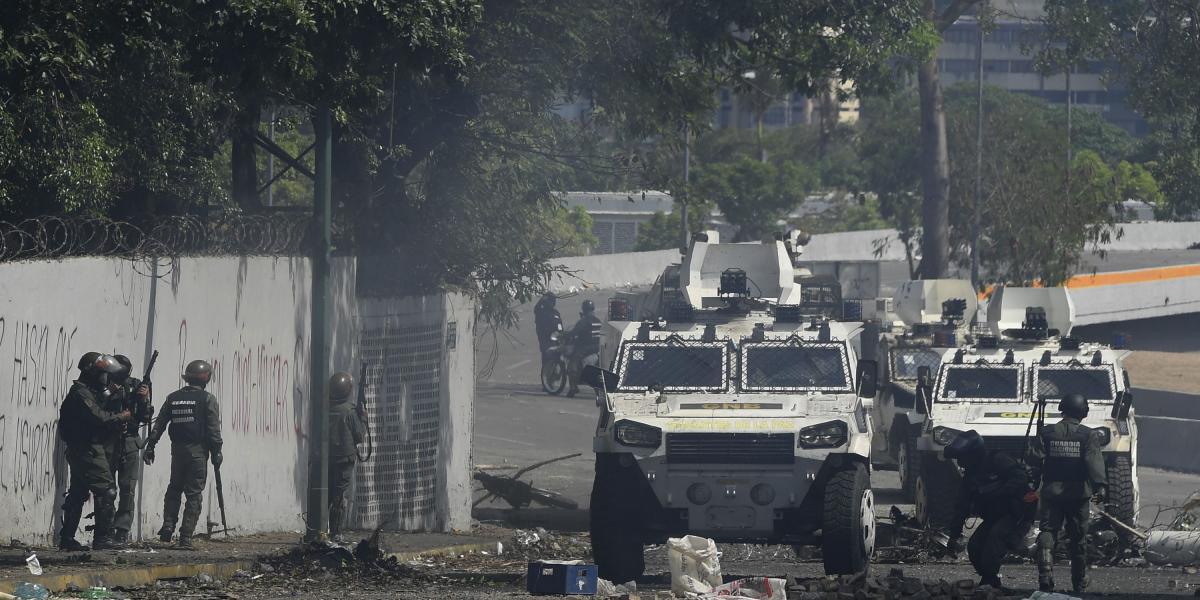 Varias tanquetas de las fuerzas militares venezolanas fueron ubicadas en la base militar de La Carlota en Venezuela.