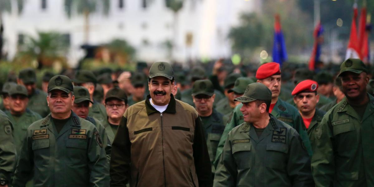 El presidente Maduro, con el ministro de Defensa, Vladimir Padrino (izq.), y Remigio Ceballos, el comandante operacional de las fuerzas armadas, en el Fuerte Tiuna, en Caracas.