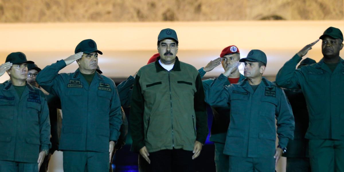 El presidente de Venezuela, Nicolás Maduro, solicitó este jueves a los militares desarmar a los traidores y golpistas durante una visita que realizó al Ministerio de Defensa 48 horas después de ejecutarse un levantamiento encabezado por el líder opositor y jefe del Parlamento, Juan Guaidó. La Fuerza Armada Nacional Bolivariana (FANB) "debe mostrarse cada vez más subordinada al mando, cada vez más obediente, cohesionada, disciplinada (...), cada vez más socialista, antimperialista, cada vez más chavista", manifestó el mandatario frente a cientos de oficiales en Caracas.