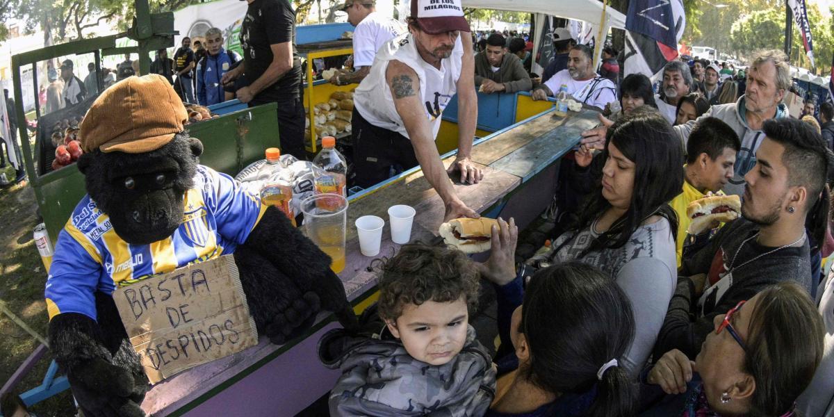 El pasado primero de mayo, decenas de argentinos esperaban por comida gratis en un ‘food truck’, en Buenos Aires.