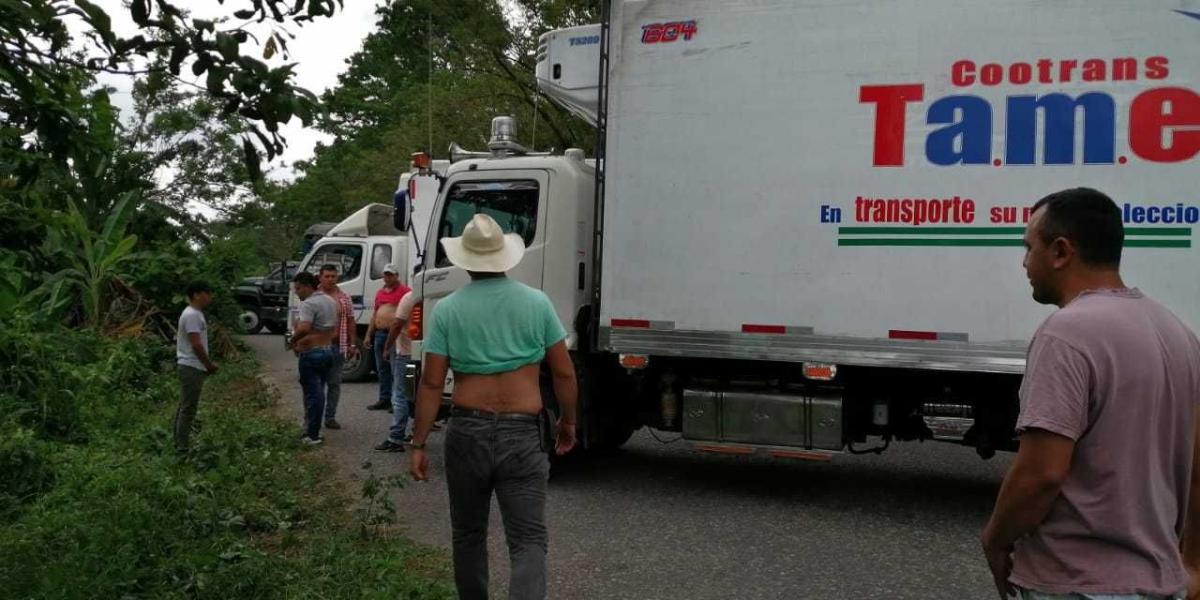 Las autoridades militares tratan de verificar si cinco camiones, que bloquean el eje vial entre Saravena y Arauquita, contienen explosivos.