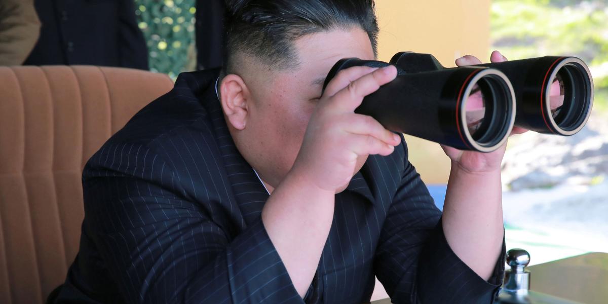El dirigente norcoreano,Kim Jong-un, supervisó el lanzamiento de los dos misiles de este jueves.