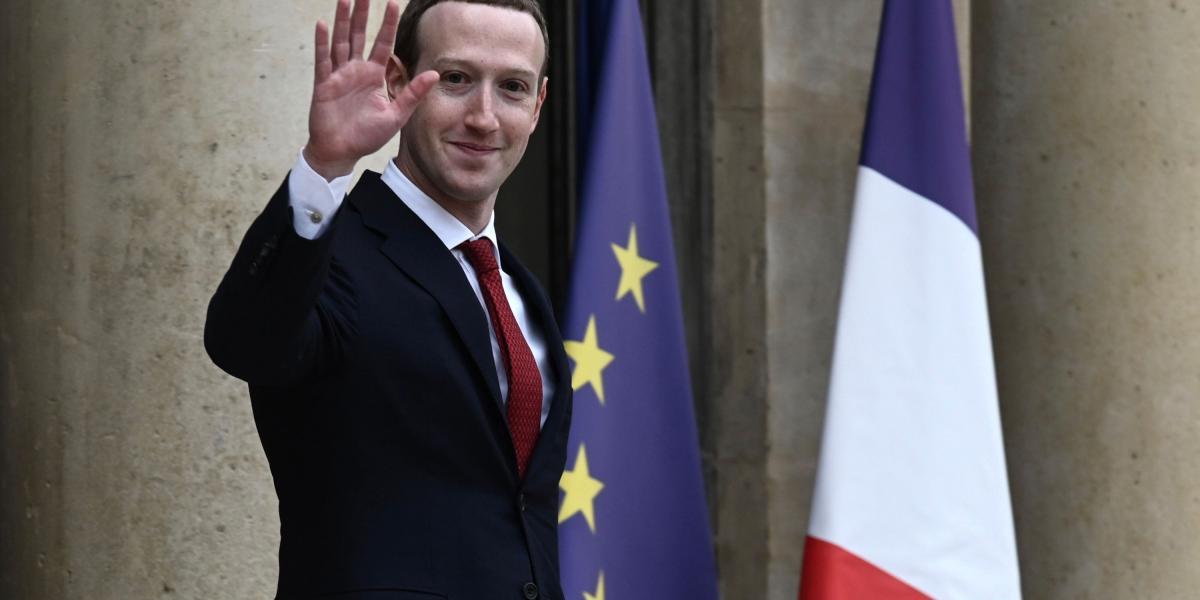 El CEO de Facebook, Mark Zuckerberg, asistió a una reunión con el presidente Macron para discutir sobre regulaciones de redes sociales.