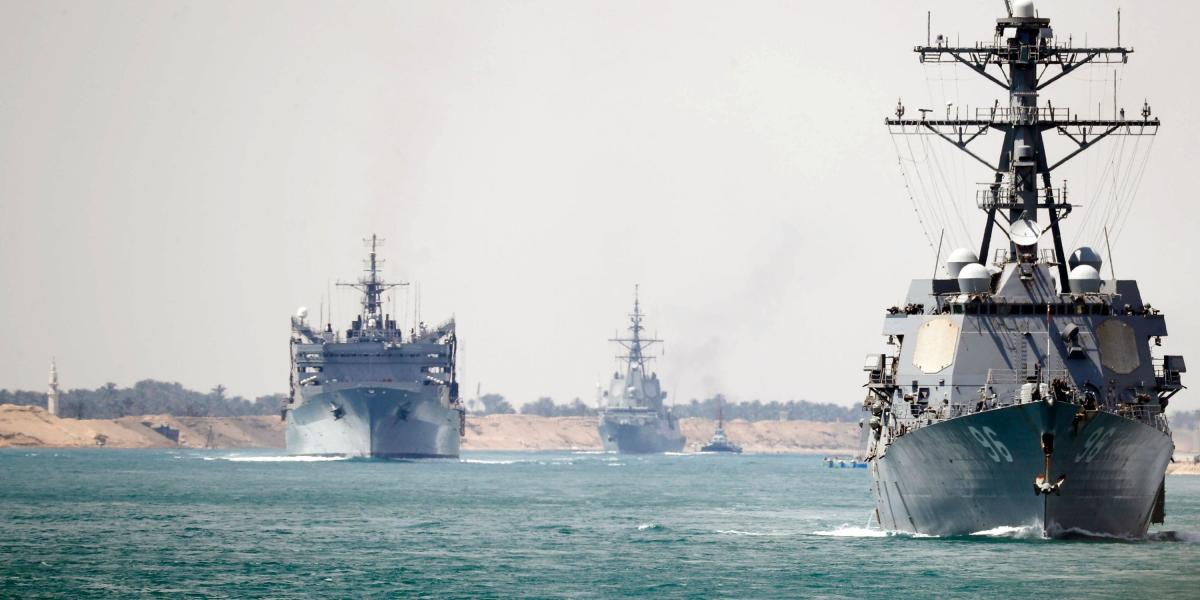Naves de  Estados Unidos cruzaron el jueves el canal de Suez con rumbo hacia el golfo ante las crecientes tensiones entre Washington y Teherán