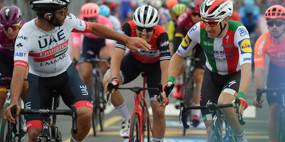 Fernando Gaviria saluda a Elia Viviani, en el embalaje de la tercera etapa del Giro. El italiano fue descalificado en la jornada y el ganador fue el colombiano.,