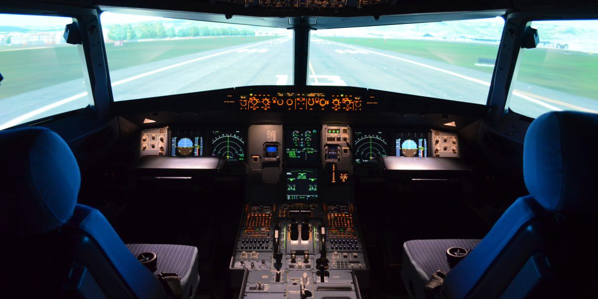 El simulador tiene el mismo tamaño que la cabina de un avión A320. Además, las sillas, los instrumentos y los botones son originales.