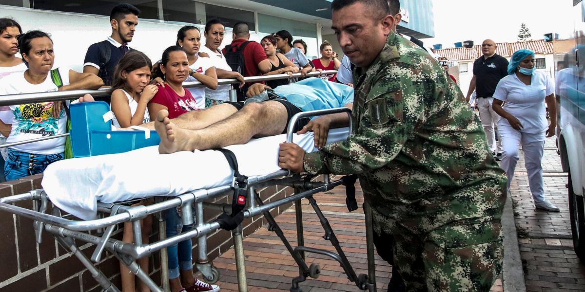 Médicos y soldados atienden a uno de los heridos en el Catatumbo a su llegada a Cucuta, tras el ataque a la comisión judicial.